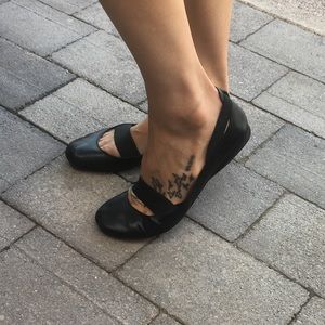 Anne Klein black ballet flats